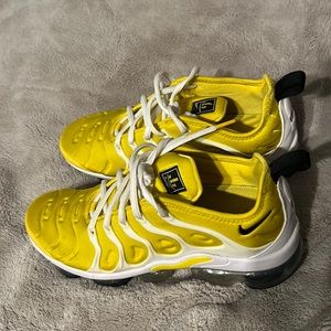 i’m selling a pair of nike sneakers.